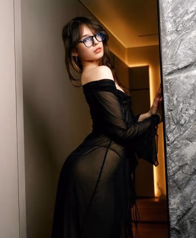 Versova aged housewife Call Girl